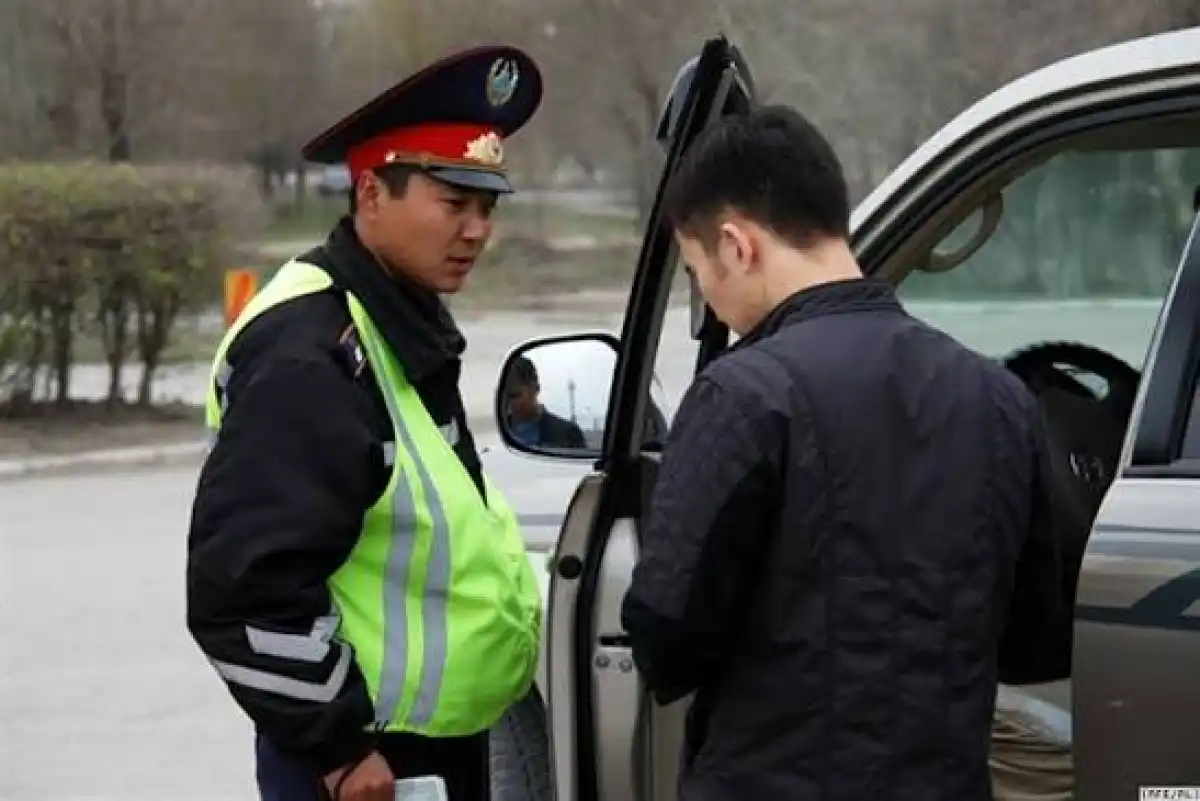 Пара алған тағы бір полицей жол үстінде ұсталды