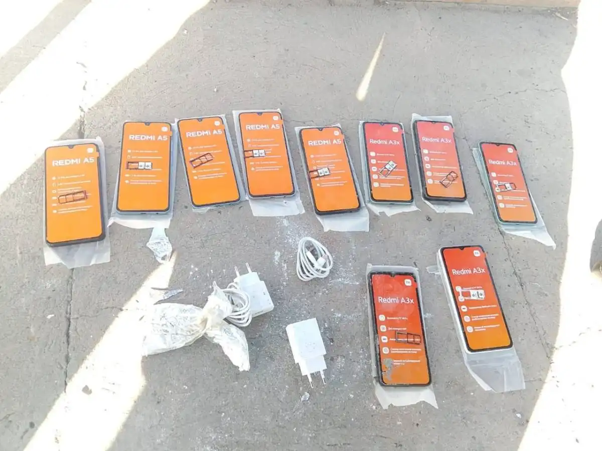 Түзеу мекемесіне цемент қабымен  10 телефон алып кірмек болған