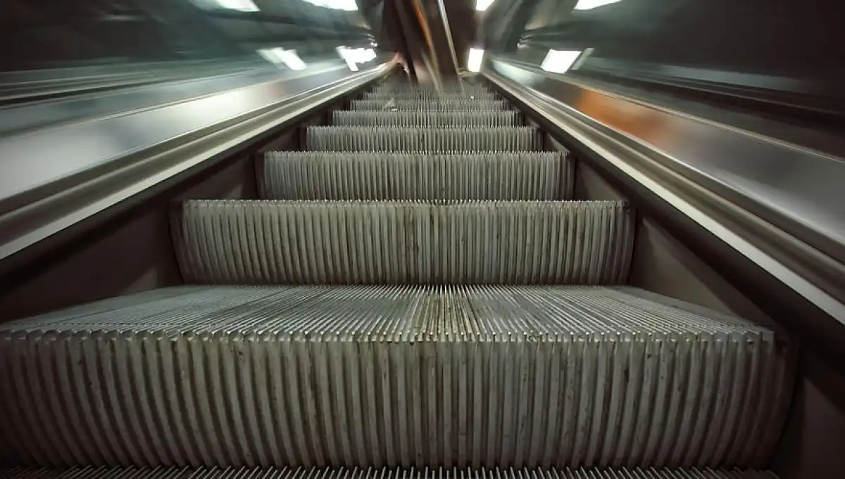 Ақтау әуежайында 2 жасар баланың қолы эскалаторға қысылып қалған