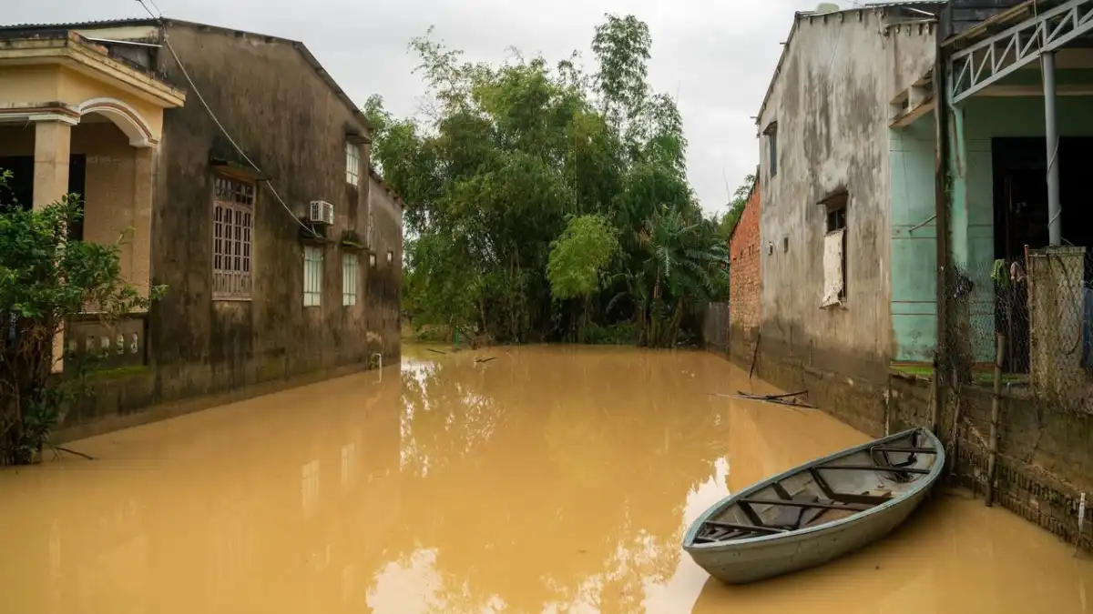 «Тарихи» су тасқыны Вьетнамды талқандады: 90 адам қаза тапты