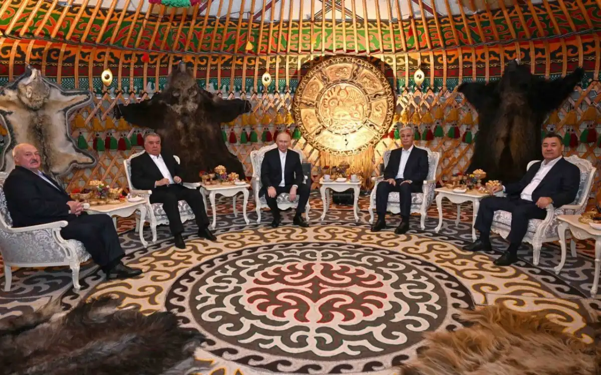 Қырғыздар Путинді киіз үйде күтіп алды