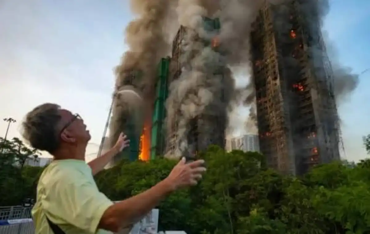 120 адам бір үйде қайтыс болды: Гонконгтағы өрт елді дүрліктірді