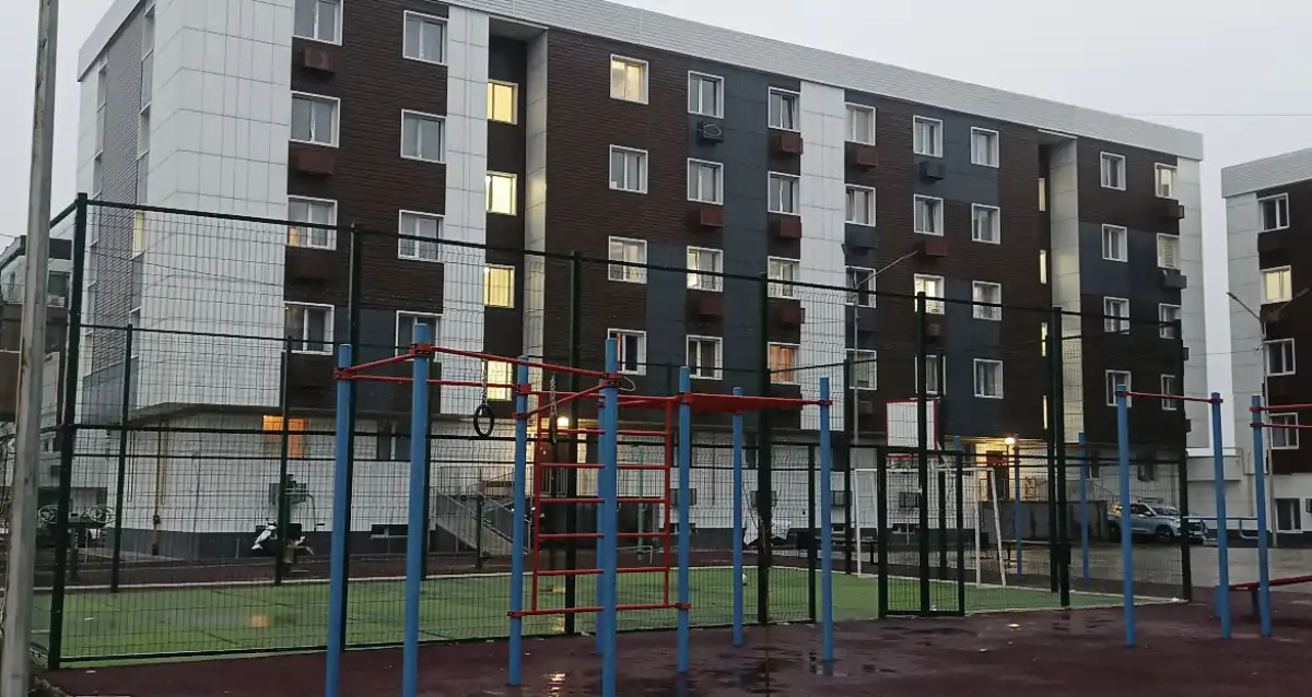 Алматыда ер адам жүгіріп келіп, баланы тепкен