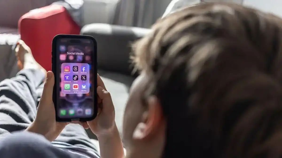 Енді Аустралияда 16-ға толмаған бала әлеуметтік желілерде отыра алмайды