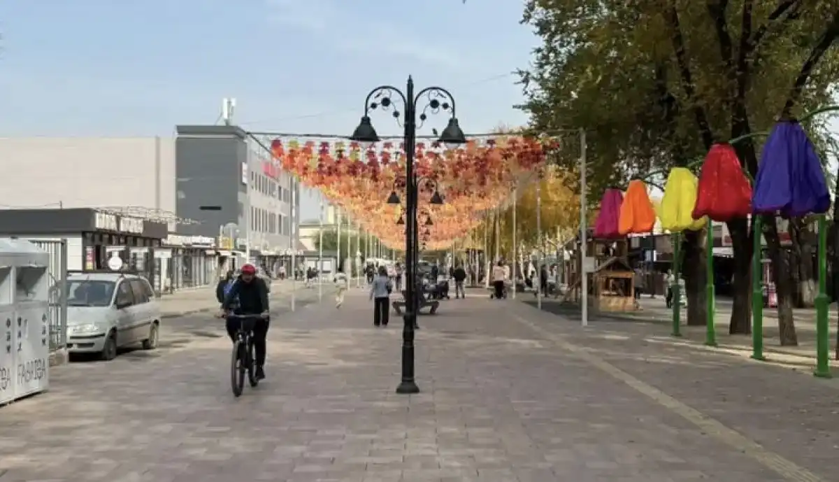 Алматыда Республика күніне орай Жетісу ауданындағы екі жүргіншілер аймағы көркейтілді