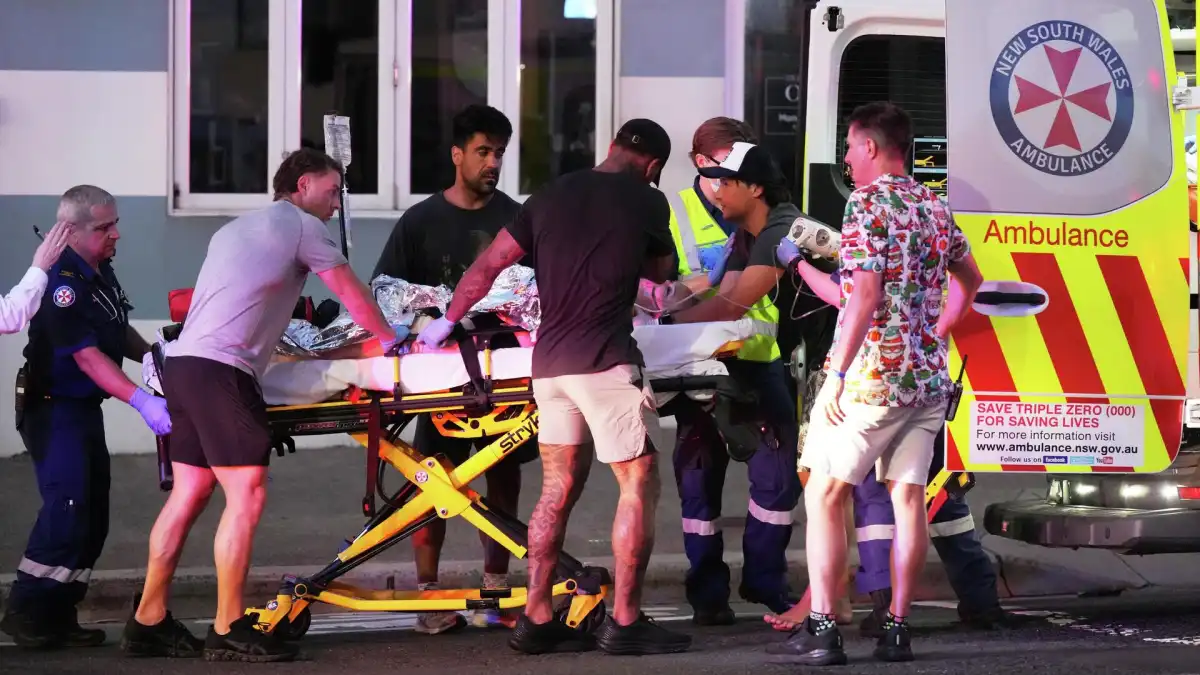 «Тоғыз адам қайтыс болды»: Австралия жағажайында атыс тіркелді