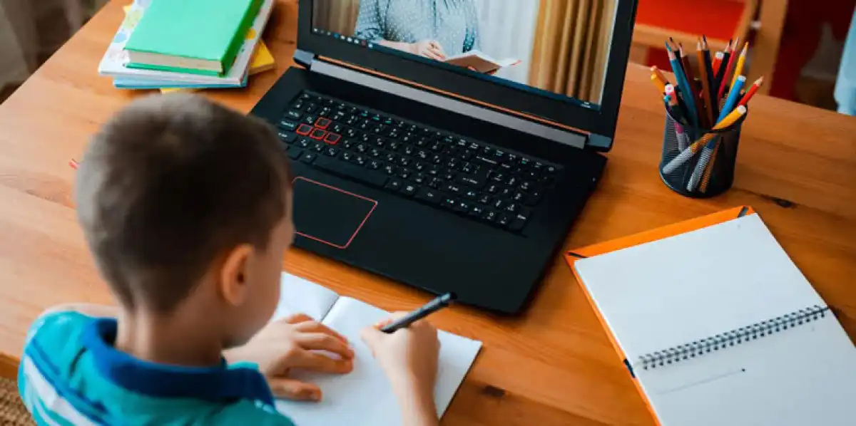 Астанада бүгін бірінші ауысым оқушылары қашықтан оқиды