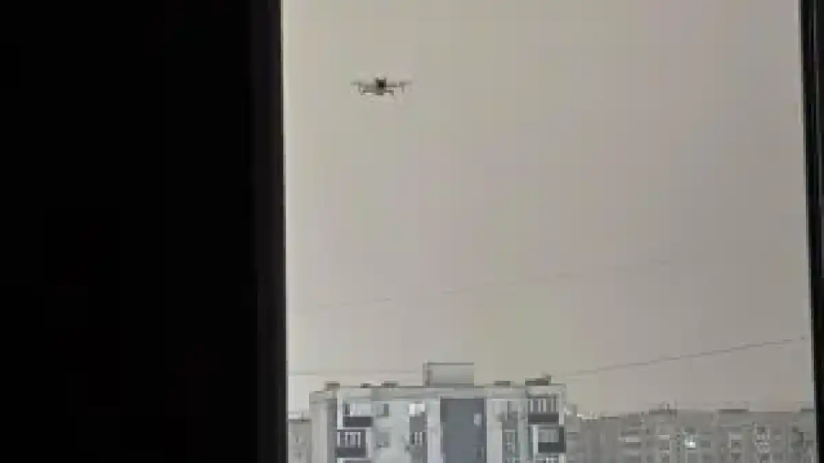 Терезе тұсында қалықтаған дрон тұрғынды шошытты