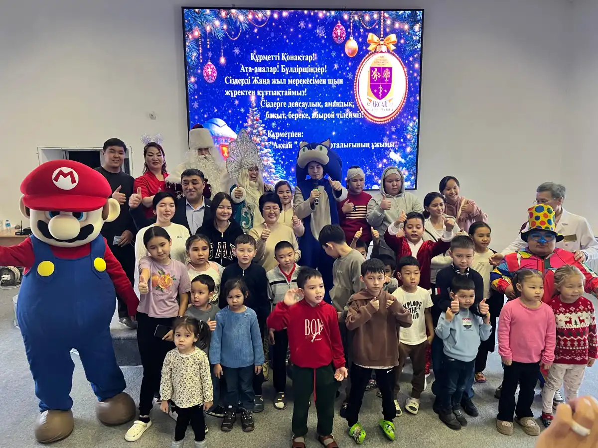 Балаларға – мейірім: Алматыда «Ақсай» балалар ауруханасының кішкентай пациенттері жаңа жылдық сыйлық алды