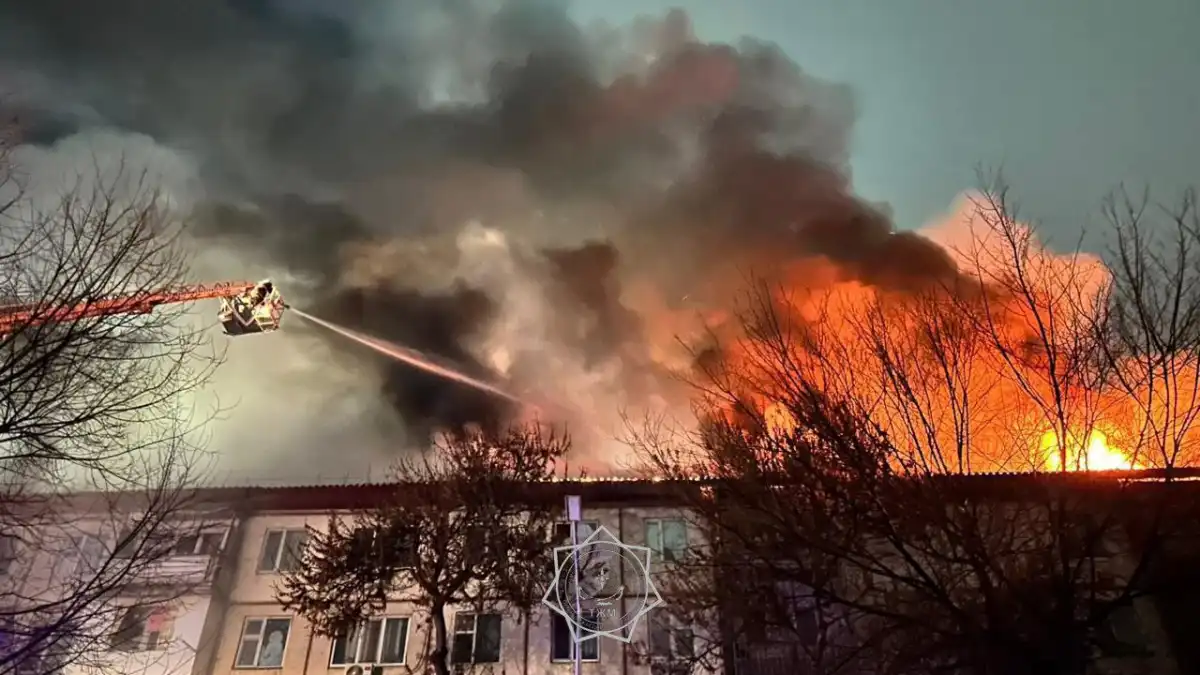 Жаңа жыл түні Таразда үй өртеніп,  100-ге жуық адам эвакуацияланды