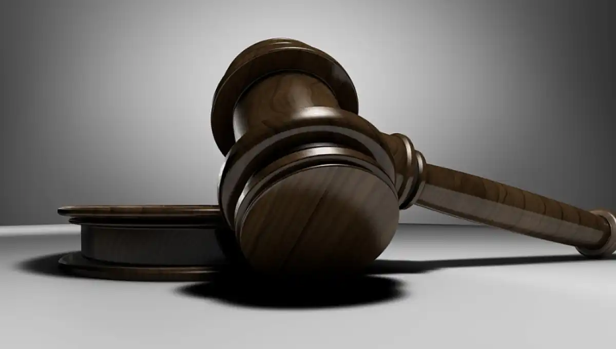 Ауыл әкіміне қызметкерін зорламақ болды деген айып тағылып, кейіннен жеңілдетілді