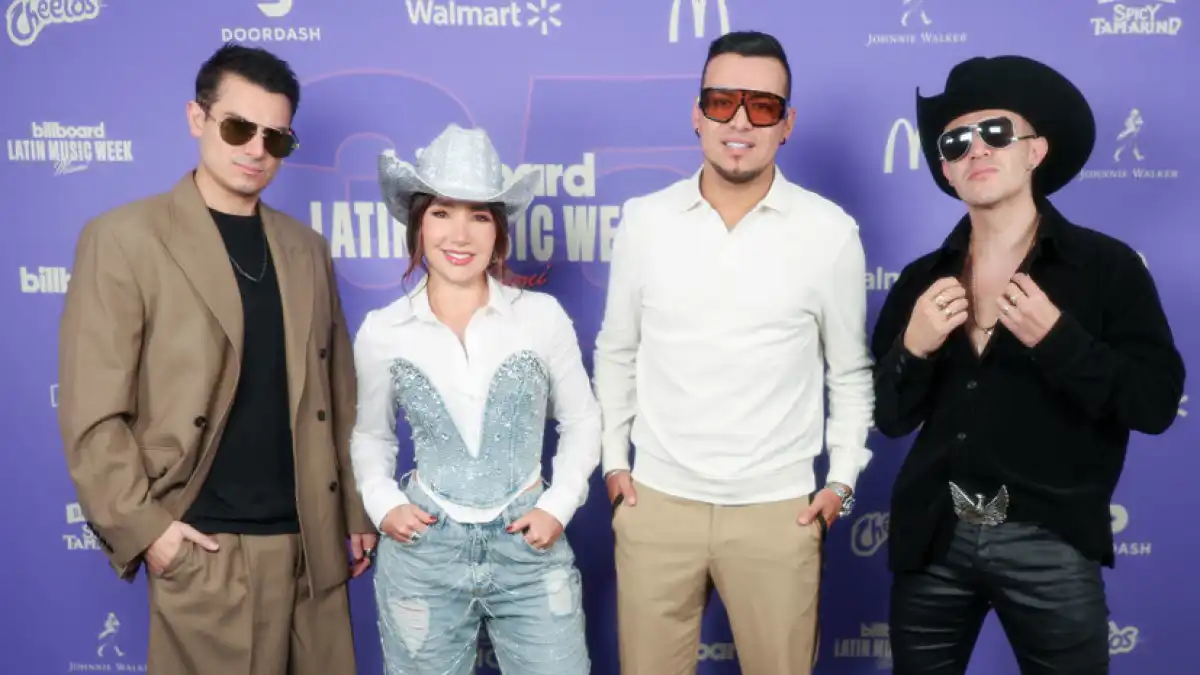 Ұшақтағы өлім: Танымал әнші мен оның музыканттары қайтыс болды