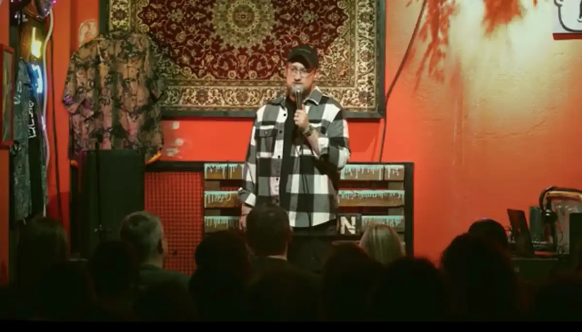 Халықаралық іздеуде жүрген қазақстандық Грузиядағы стендапта сахнаға шықты