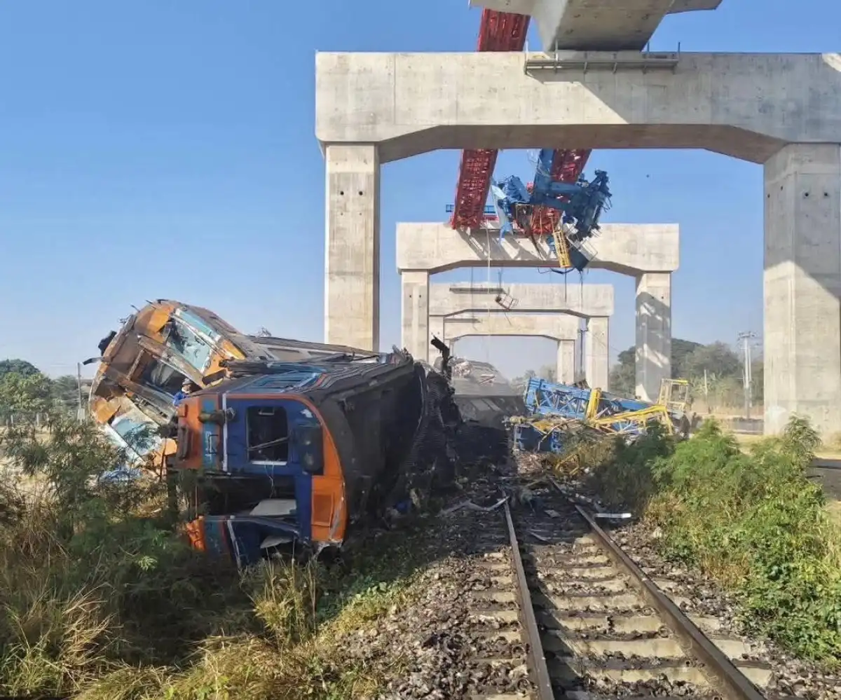 Пойызға кран құлап жантүршілгерлік апат болды: 20 шақты жолаушы қаза тапқан