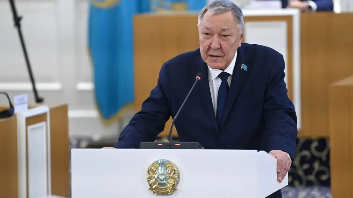 «Еңбек бостандығының» орнына «еңбекке құқық» – белгілі заңгер Конституцияға өзгерістер туралы пікір білдірді