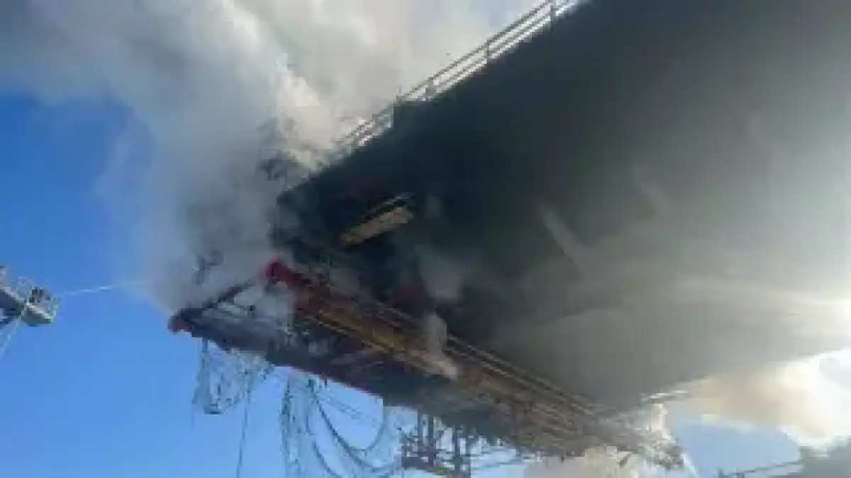 Бір күнде екі рет өртенді: Ертіс көпірінде қайтадан өрт шығып, құрылыс тағы тоқтады