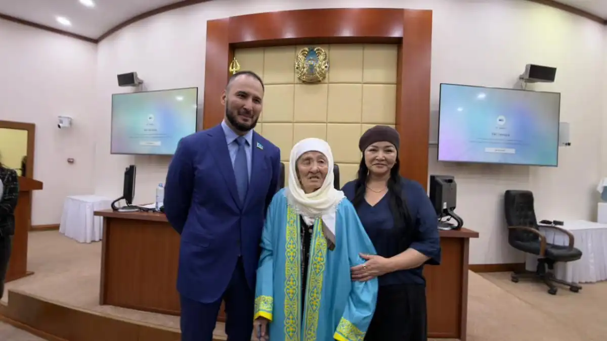 Қазақстандық партиялар 95 жастағы кейуананы қатарларына қабылдауда