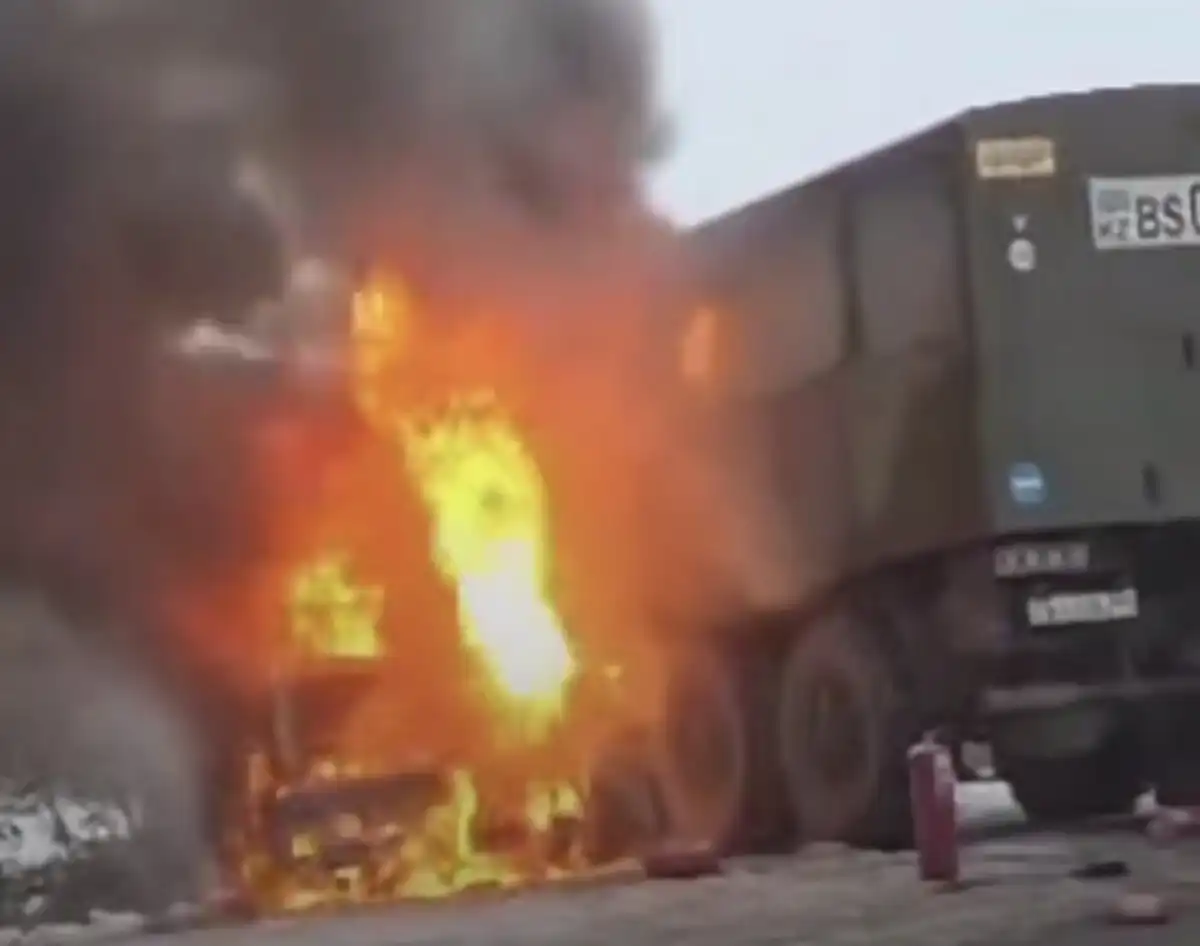 Қаза тапқандар бар: Тасжолда әскери техника мен көлік соқтығысты