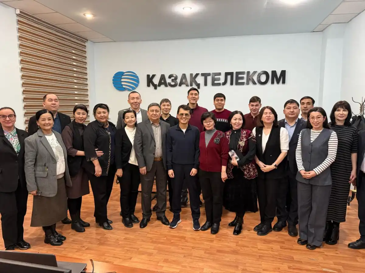 «Ауылдарға интернет, мектептерге жасанды интеллект»: «Қазақтелеком» Қызылордаға арналған цифрлық жобаларын таныстырды