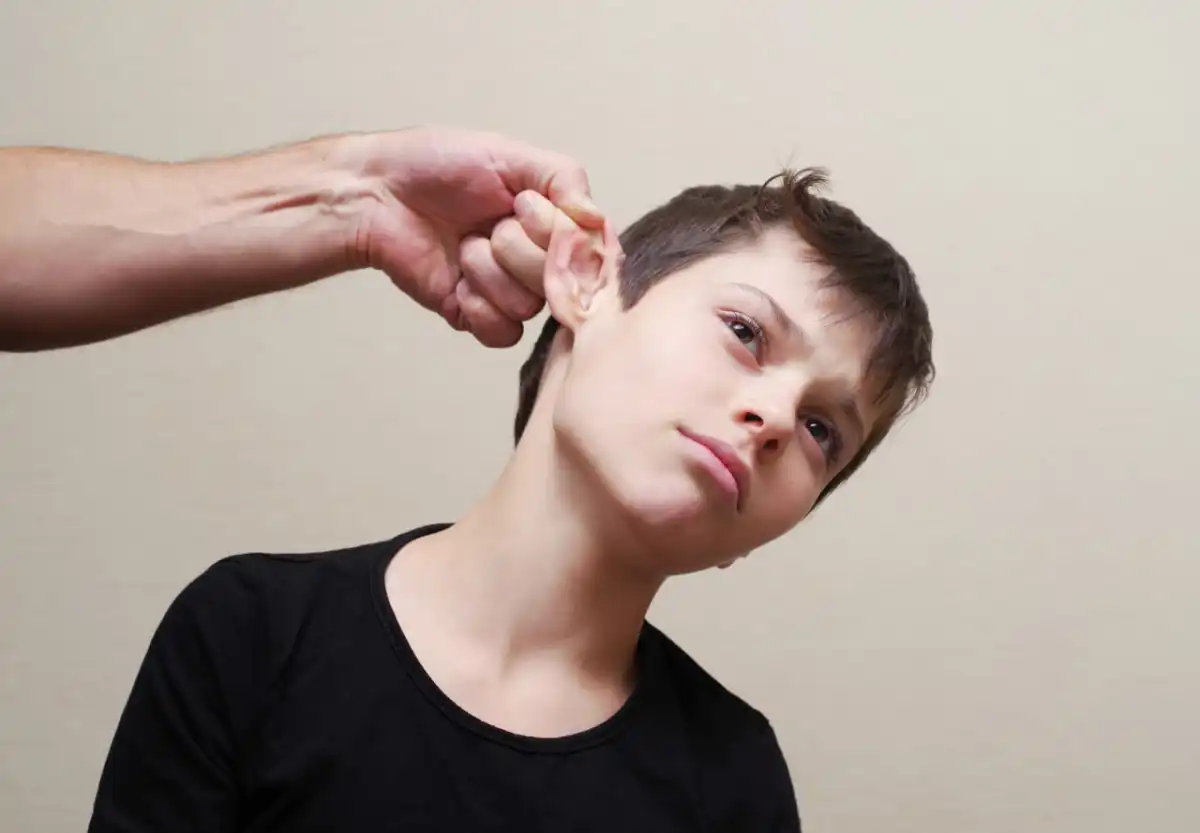 Рудныйда ер адам өгей баласын құлағынан сүйрегені үшін жауапқа тартылды