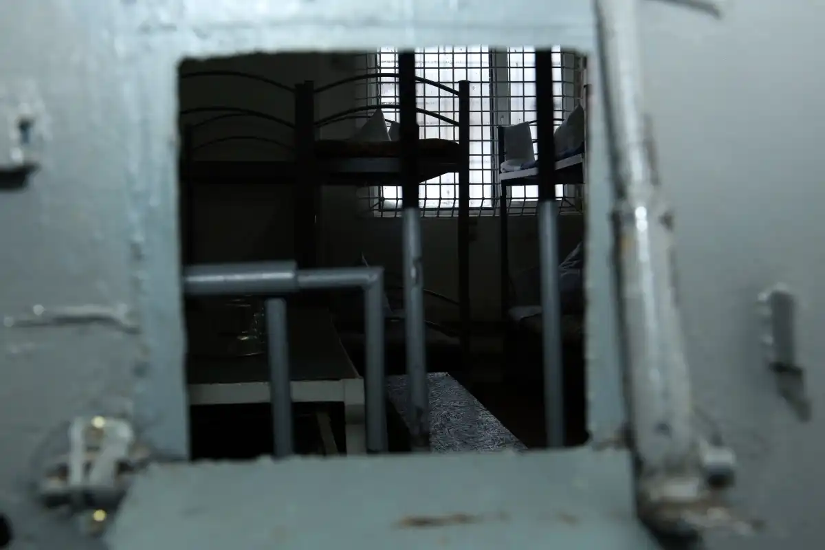 Астана изоляторында аяқкиімнің ішінен үш телефон табылды