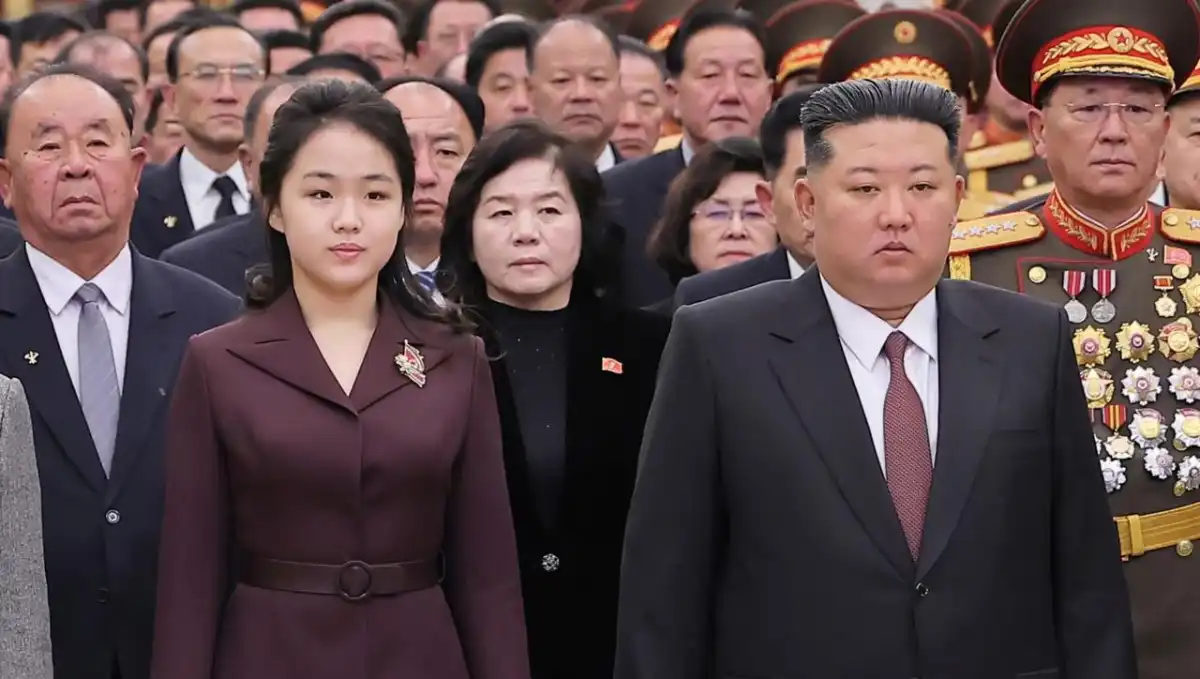 Ким Чен Ын жасөспірім қызын зымыран басқару құрылымына тартты