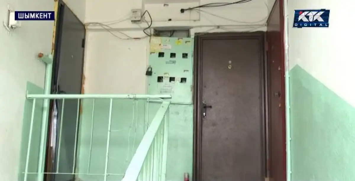 Шымкентте бір үйдегі төрт пәтерден төрт адамның мәйіті табылды
