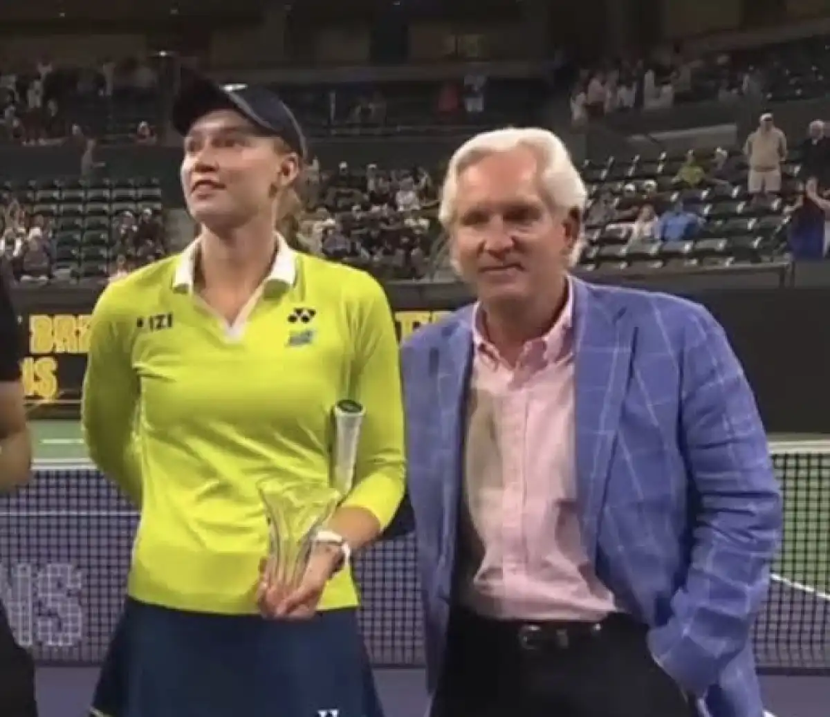 Камераға түсіп қалды: Рыбакина фотосессияда ер адамның әрекетін тоқтатты