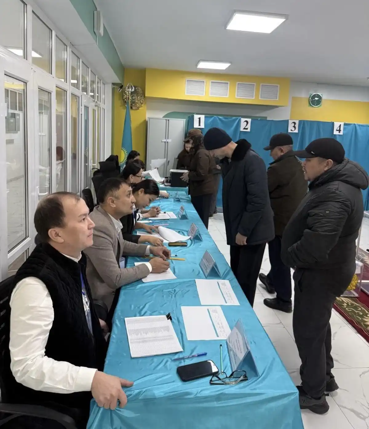 Алматыда референдум күні: сайлау учаскелерінде кезек көбейді