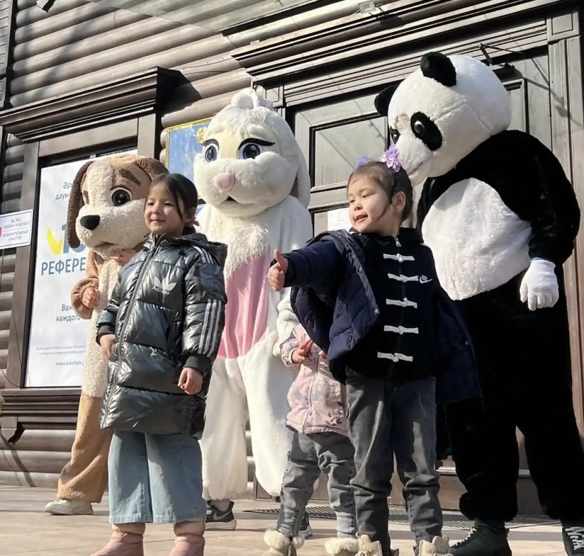 Алматыда сайлауға келген отбасыларды қуыршақ театры қарсы алды