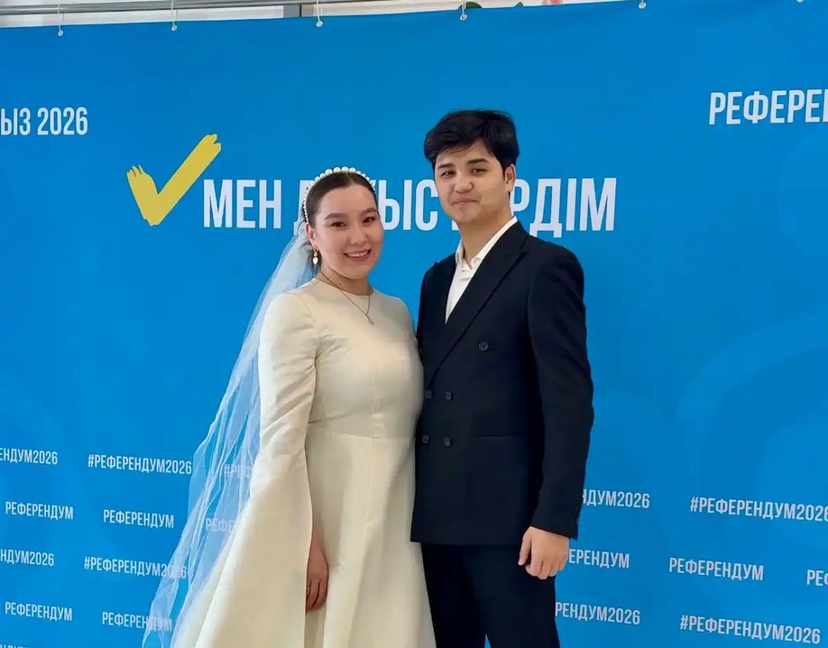 Каспийден келіп дауыс берді: Маңғыстауда жас жұбайлар референдумға кемемен жетті