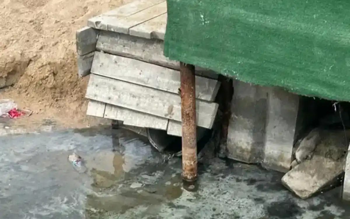 Ақтауда Каспийге белгісіз сұйықтық төгілді: Тұрғындар дабыл қақты