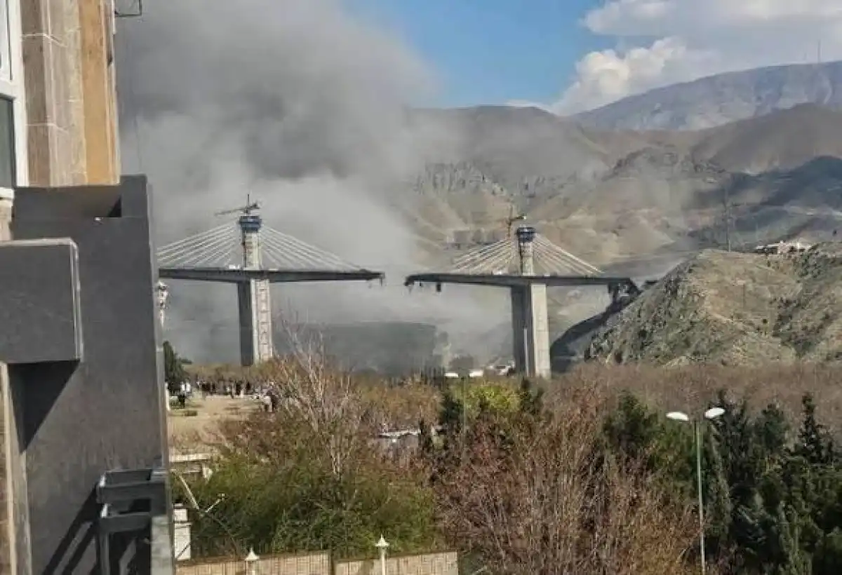 Ирандағы көпірге соққы: 8 адам мерт болды