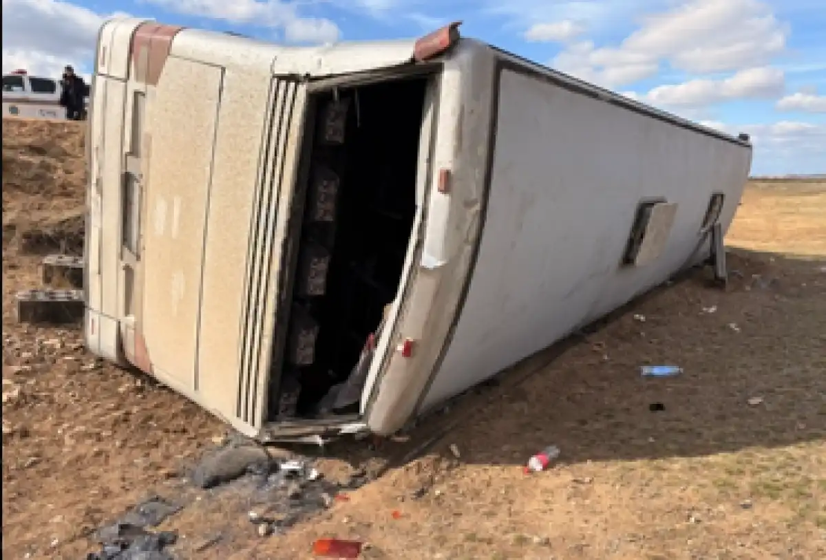 Қарағанды облысында вахталық автобус аударылды: 50 адам болған