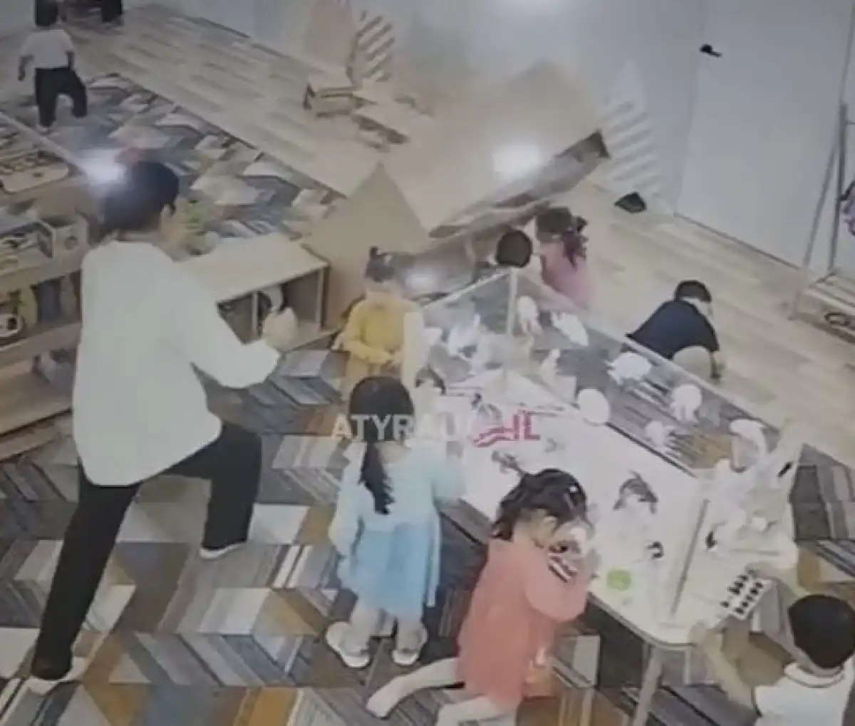 Балабақшада бүлдіршіндерге шкаф құлады