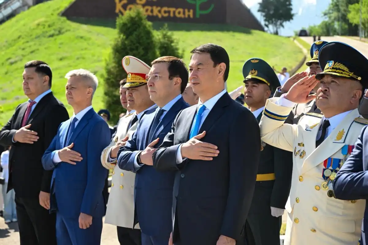 Отан қорғаушы күні: Алматыда Мемлекеттік Ту салтанатты түрде көтерілді