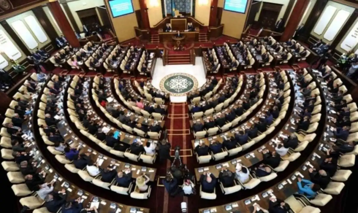Парламент «Құрылтай және оның депутаттарының мәртебесі туралы» заң жобасын бірінші оқылымда қабылдады