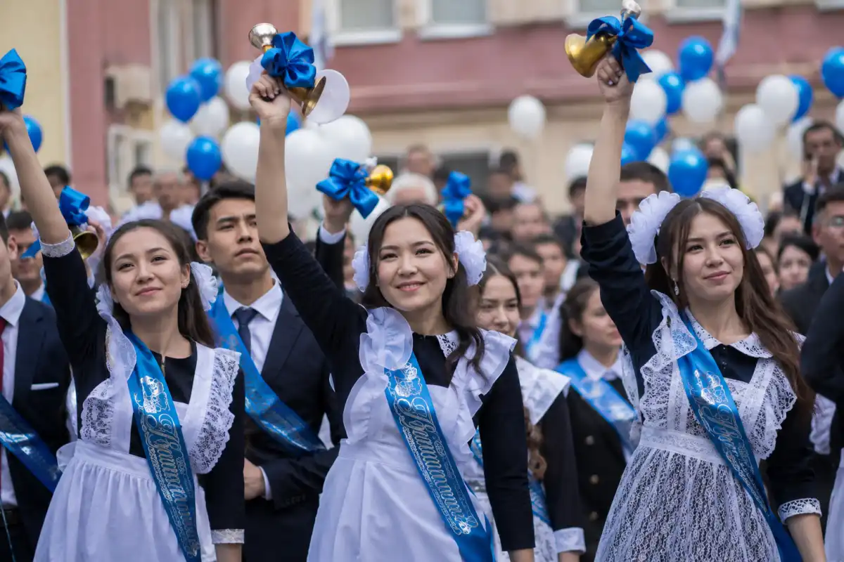 215 мың түлек: Қазақстан мектептерінде соңғы қоңырау соғылды