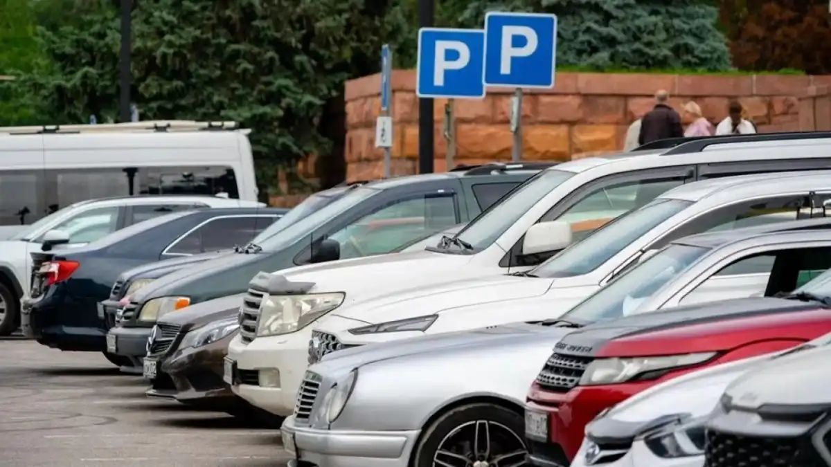 Алматыда автотұрақ ережелері жаңарды: тұрғындар үй маңында көлігін тегін қоя алады