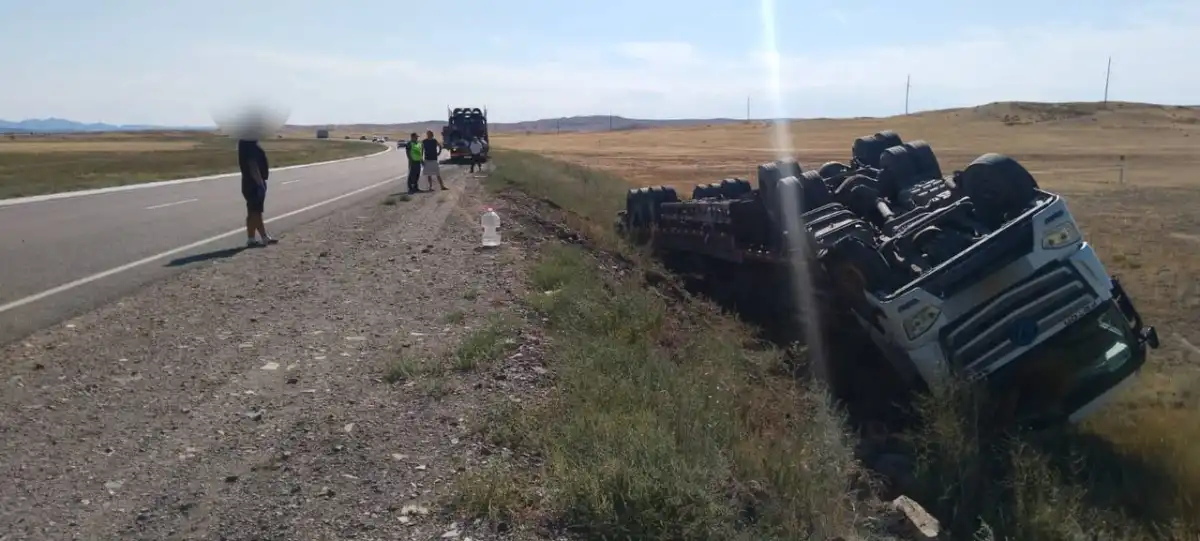 Абай облысында жүк көлігі жолдың қақ ортасында аударылды
