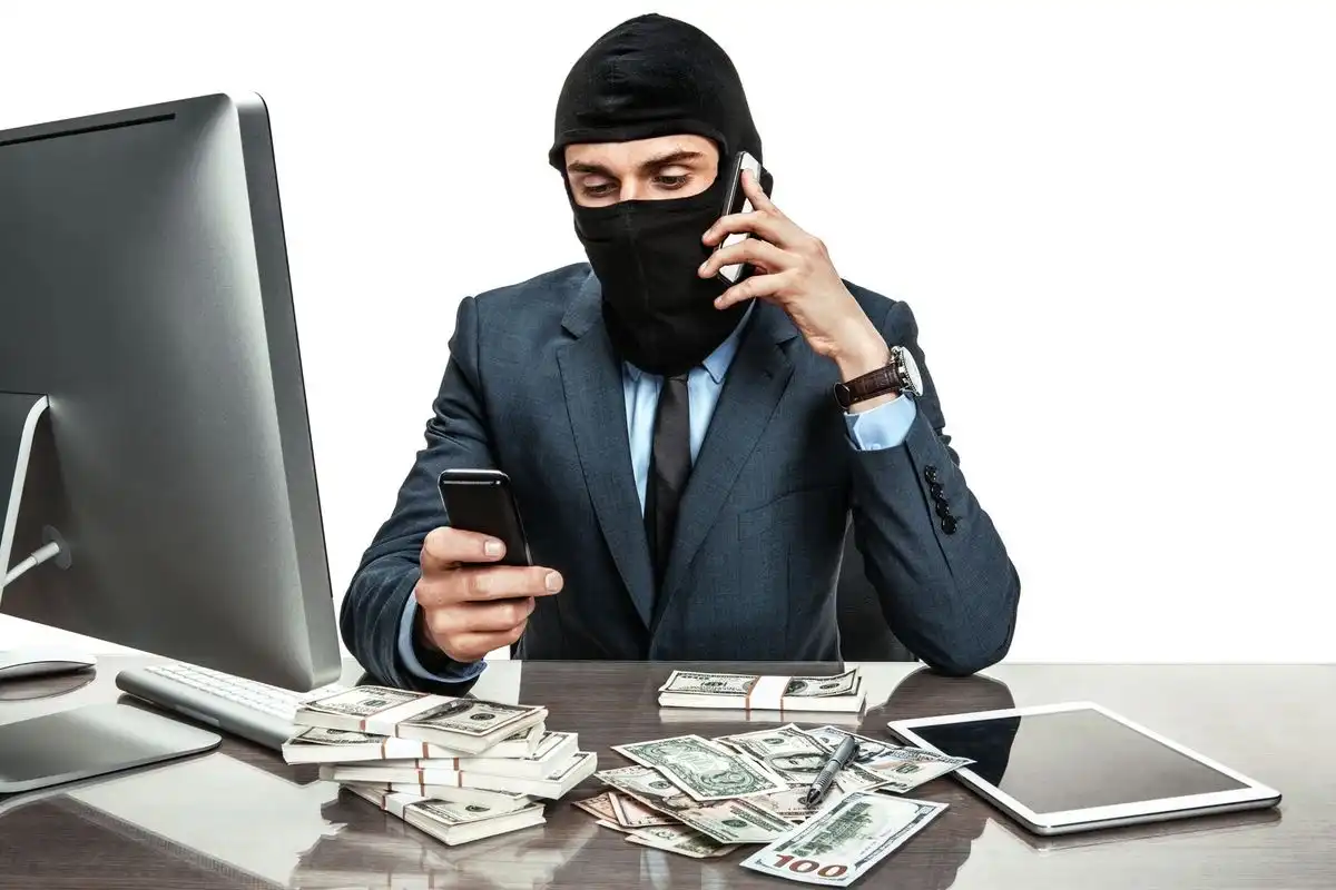 Түркістанда «қылмыстық іс қозғаймыз» деп қорқытып, 15 млн теңге талап еткен