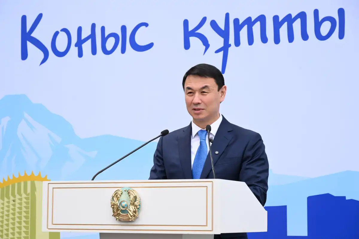 Алматы әкімі тұрғындарға жаңа пәтердің кілтін табыстады