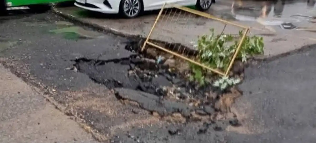 Алматыда асфальт опырылып, көлік қозғалысы қиындады