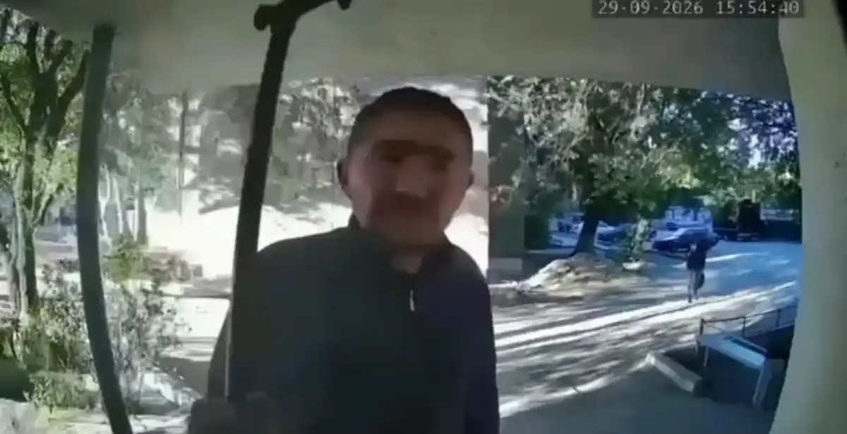 Семейде камера мен домофонды қиратқан ер адам қамалды