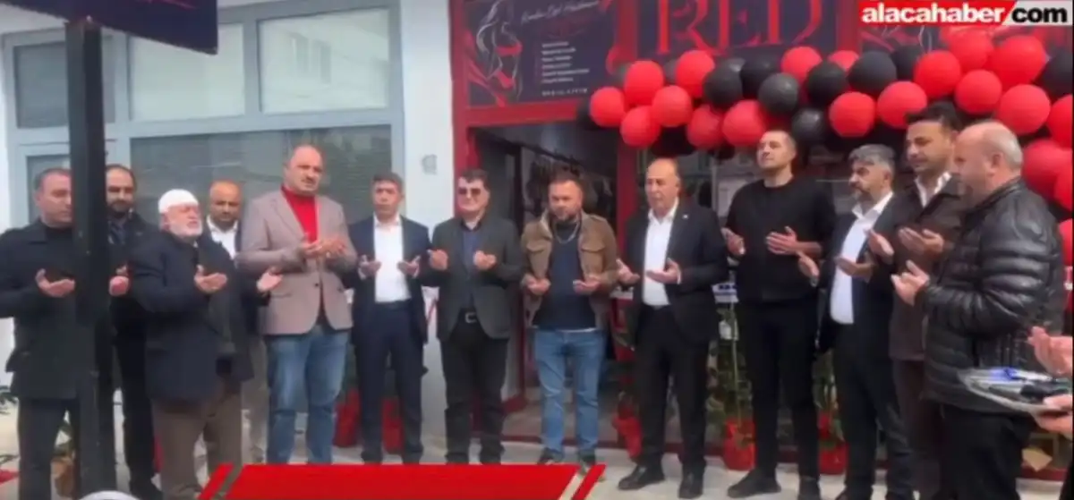 Түркияда іш киім дүкені дұғамен ашылып, қызу талқыға түсті